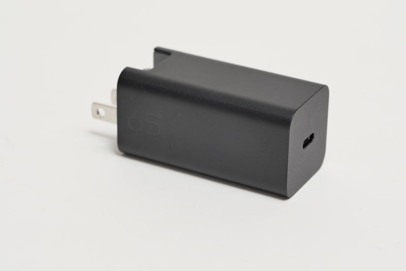 付属のACアダプタはUSB Type-C接続タイプの小型のものとなっている