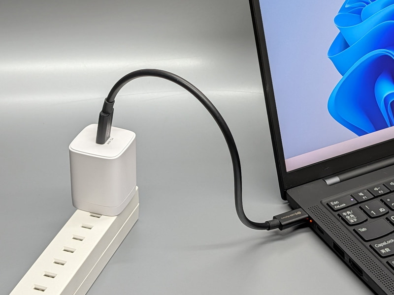 ダイソー「45WUSB PD充電器」。実売価格は1,100円。今回試用しているホワイトのほかにブラックもある。なお新製品であるためか、本稿執筆時点でメーカーの製品ページは見当たらない