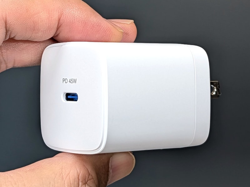 製品本体。見るからに一般的なUSB Type-C単ポート仕様のUSB PD充電器だ