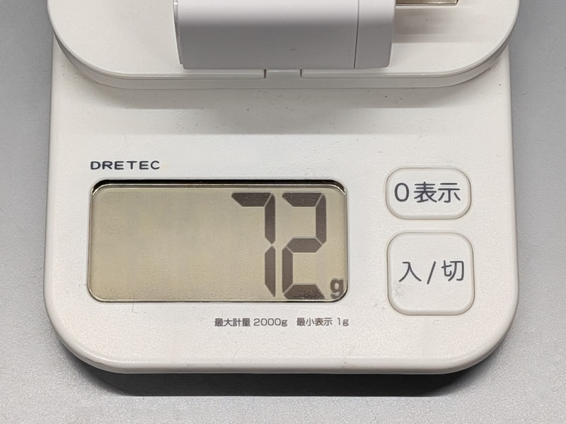 重量は実測72gと、前回の30W充電器が43gだったのと比べると相応に重い
