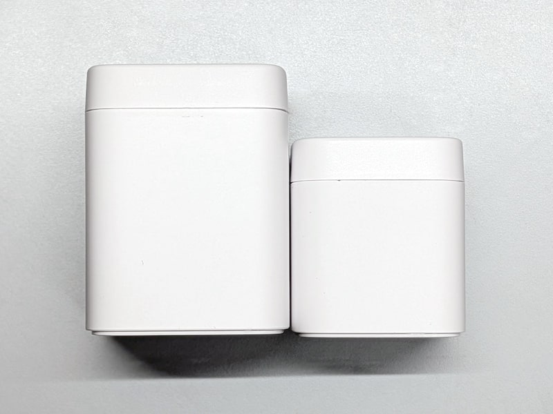 ボディの全長もずいぶんと違う。壁面コンセントに挿した場合、30W充電器よりも脱落しやすそうだ