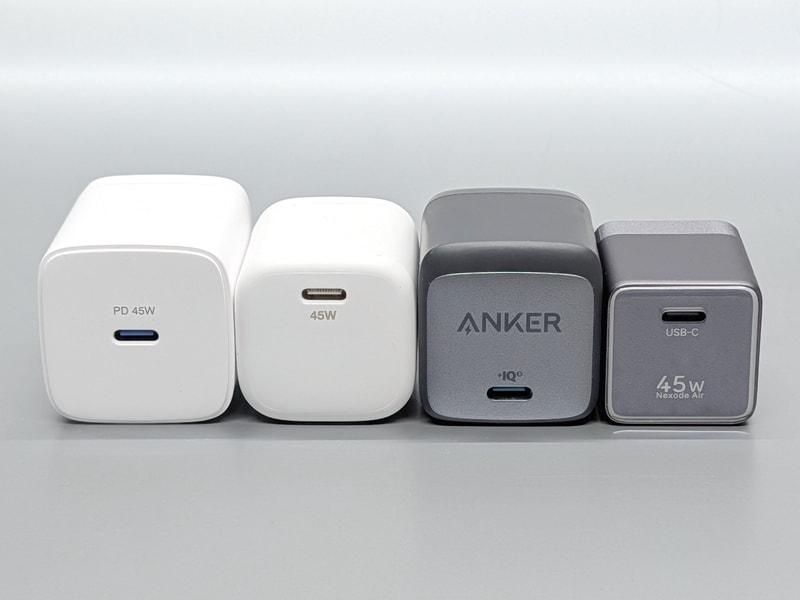 ボディサイズを比較。左からダイソー製品、エレコム「MPA-ACCP29WH」、Anker「Nano II 45W」、UGREEN「Nexode Air 45W」。発売間もないUGREEN製品がもっともコンパクトなのはともかく、発売が4から5年前のエレコムとAnker製品よりも大きいのは気になるところ