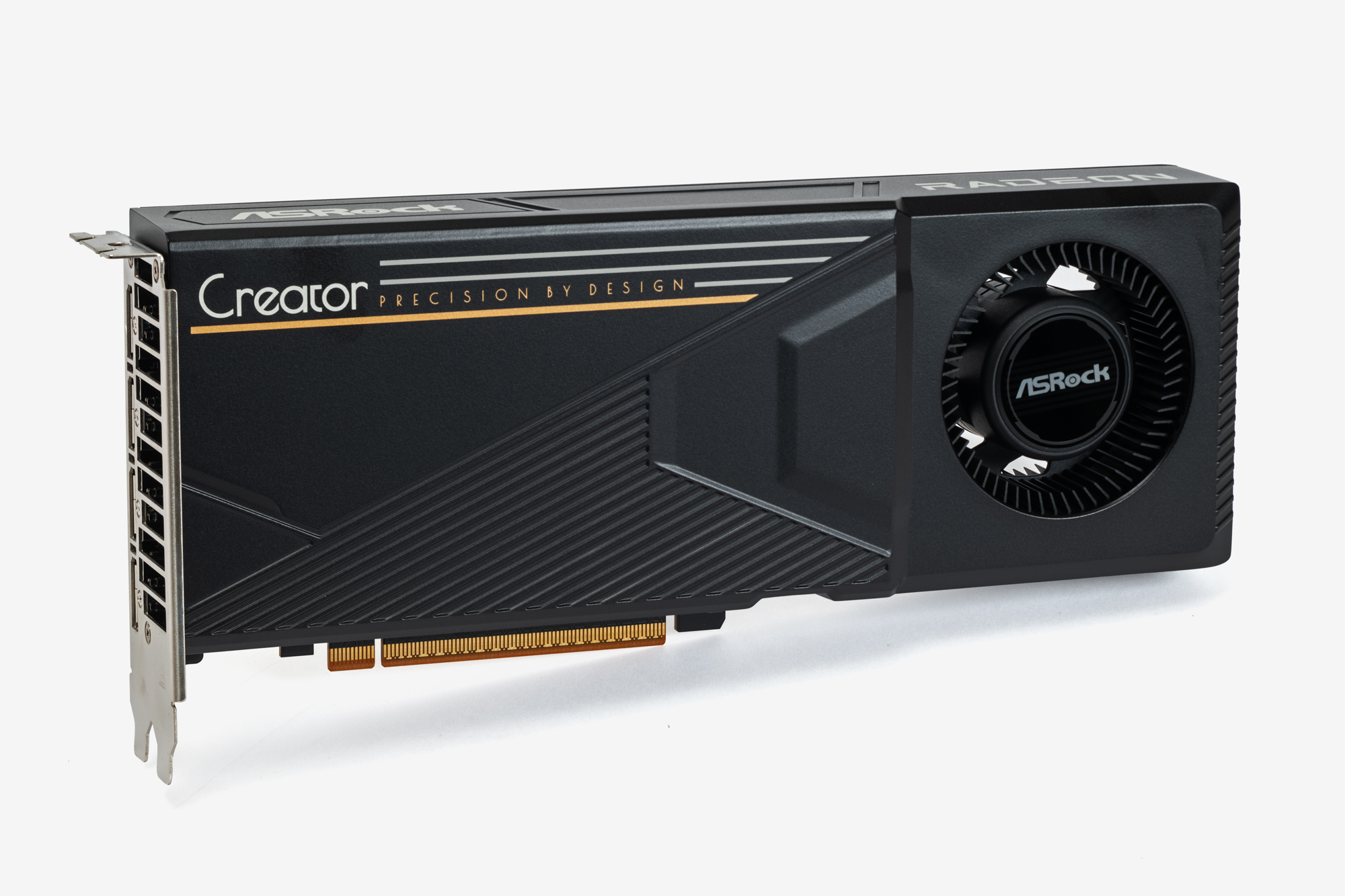 32GBの大容量VRAM(GDDR6)を搭載する「AMD Radeon AI PRO R9700」。RDNA 4アーキテクチャ採用で、AI推論性能はINT8で766TOPS、INT4で1,531TOPS(スパース性利用時)に達する