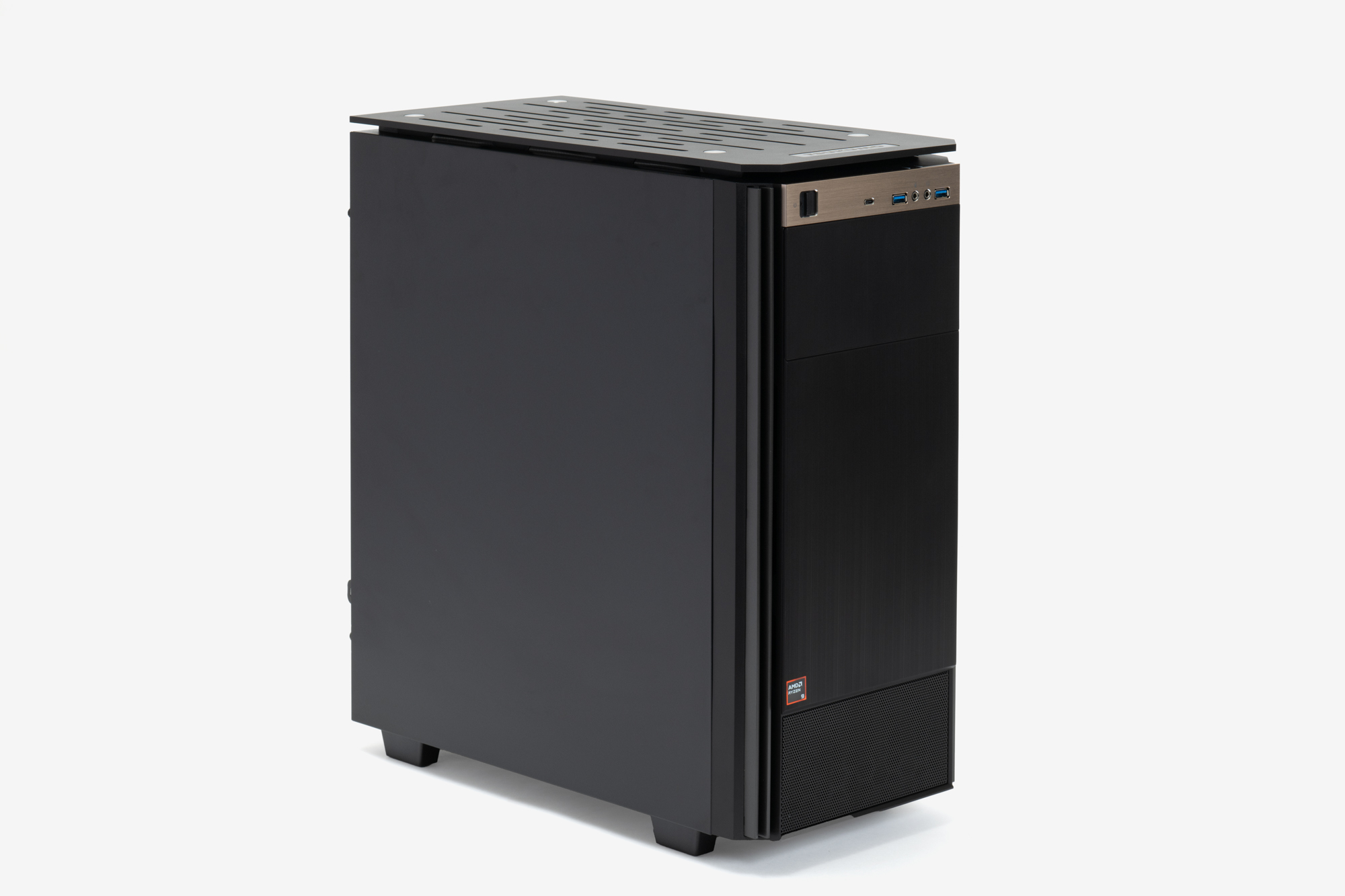検証機はRadeon AI PRO R9700(VRAM 32GB)+Ryzen 7 9850X3D、メモリ64GB、1TB SSDというTSUKUMO eX.computer デスクトップパソコンのカスタマイズ構成となる。カスタマイズ構成のため、中身は違うものの、Radeon AI PRO R9700搭載機の「<a href="https://www.tsukumo.co.jp/bto/pc/special/radeon_ai_pro/2025/QA9A-V255XBH.html" class="n" target="_blank">Radeon AI PROモデル QA9A-V255/XBH</a>」は、59万9,800円で販売されている。これくらいの価格でモデル利用料0円のローカルLLMサーバーを構築できる