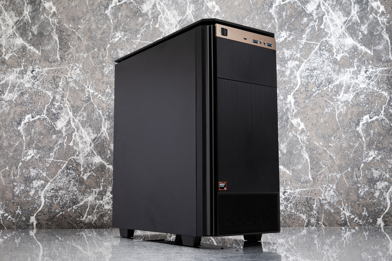 Radeon AI PRO R9700を搭載するTSUKUMOのカスタマイズマシン(<a href="https://www.tsukumo.co.jp/bto/pc/special/radeon_ai_pro/2025/QA9A-V255XBH.html" class="n" target="_blank">ベースに近いものはこちら</a>)。ここでの内容はすべてこのマシンで実行している