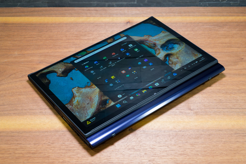 回転させた後、閉じれば「タブレットモード」に
