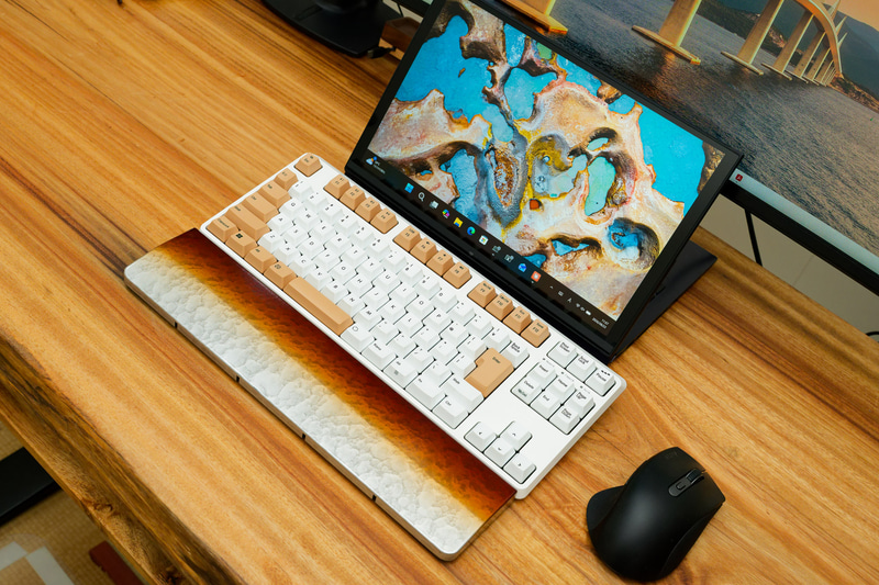 ビューモードにすれば奥行きの問題はあっさり解決。なお、テントモードには対応しない(山型に置いても画面が回転しない)