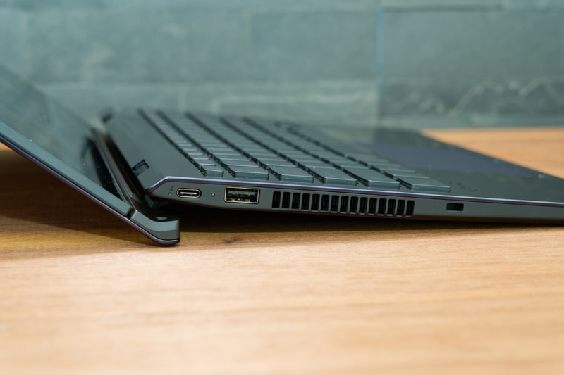 左側面にUSB4(Thunderbolt 4)ポートとUSBポート