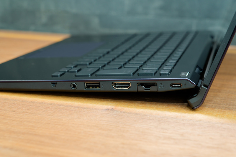 右側面にはThunderbolt 4ポート、有線LAN、HDMI出力、USBポート、ヘッドセット端子