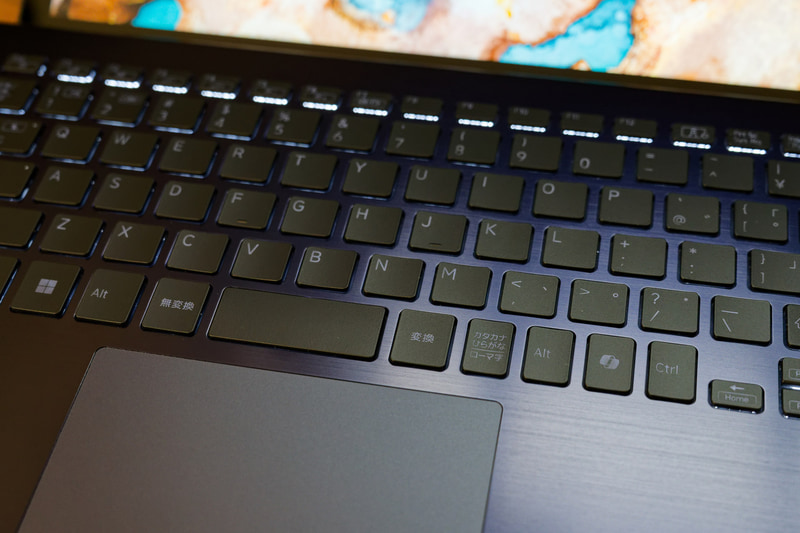 バックライトをオンにするとキートップの文字が浮かび上がる仕掛け
