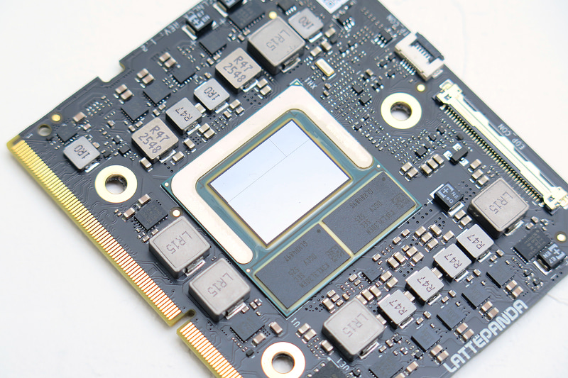 Lunar Lake自体はメモリを1パッケージに収めているため小さいが、電源回路が圧巻だ