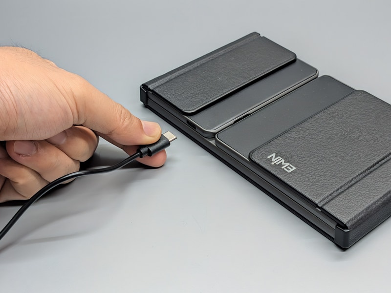 充電は上面のUSB Type-Cポートから行なう