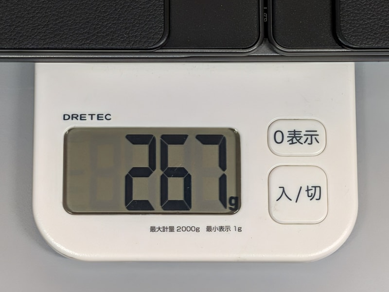 重量は公称約270g、実測267g。大画面スマホと8型タブレットの中間程度だ