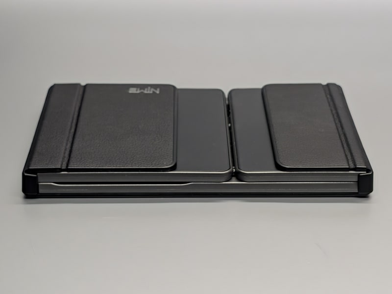 本製品を折りたたんだ状態。合皮のカバー部分が上部および底面を覆っている