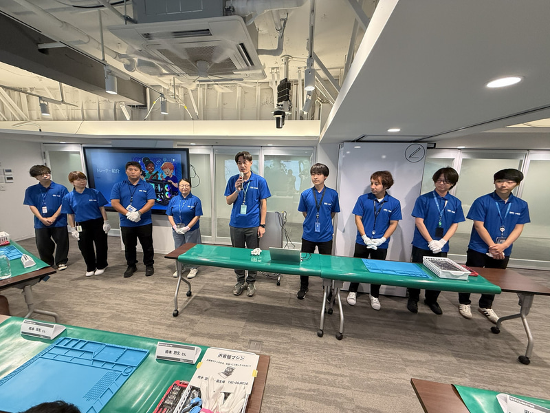 組み立てをサポートするトレーナー。宮崎カスタマーセンターに勤務する正社員たちだ
