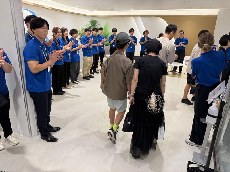 最後はスタッフ全員が参加者を見送った