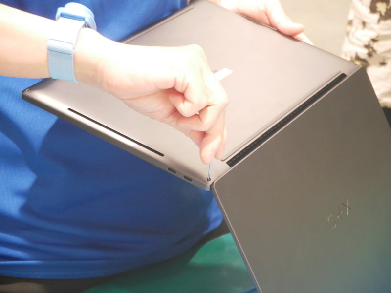 ヒンジ横のネジは、液晶を最大に開いて、本体を立てたスタイルで作業する