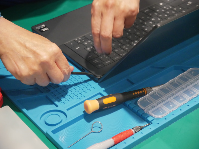 ヒンジ近くのくぼみを利用して、パームレスト部を開ける
