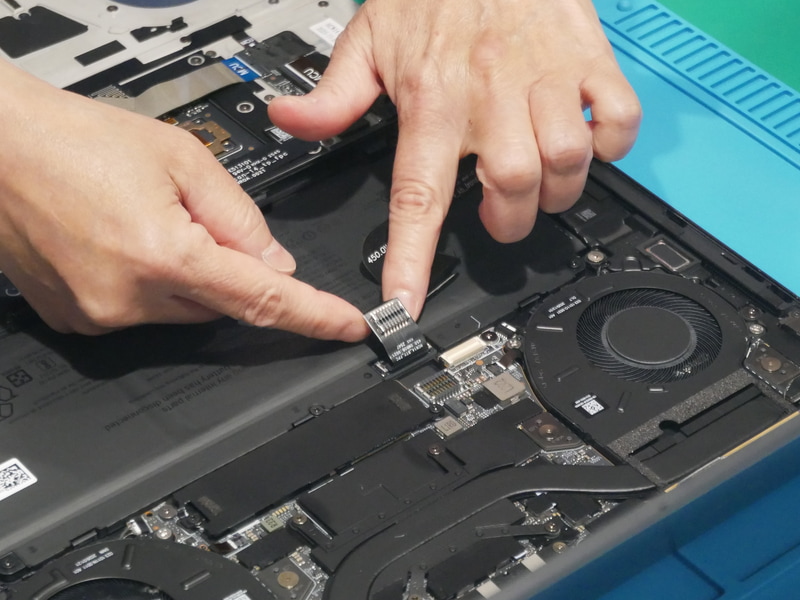 バッテリケーブルをマザーボードから取り外す