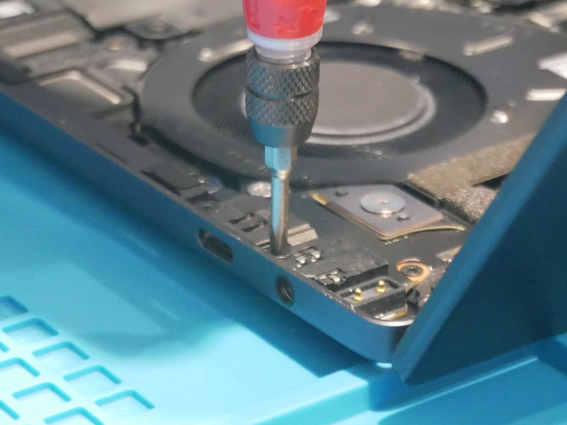 右側のUSB Type-Cコネクタモジュールも取り外す