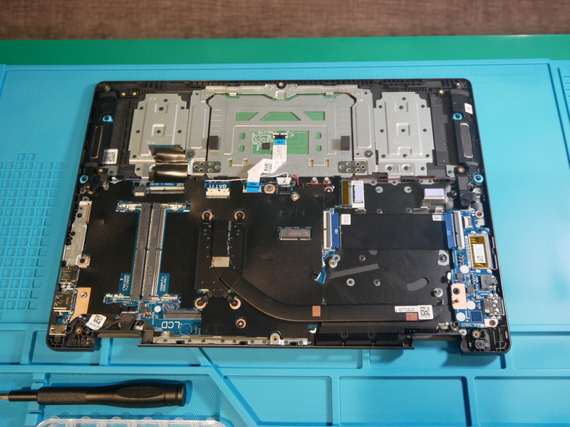 パームレスト。マザーボードやキーボードは装着済みだ