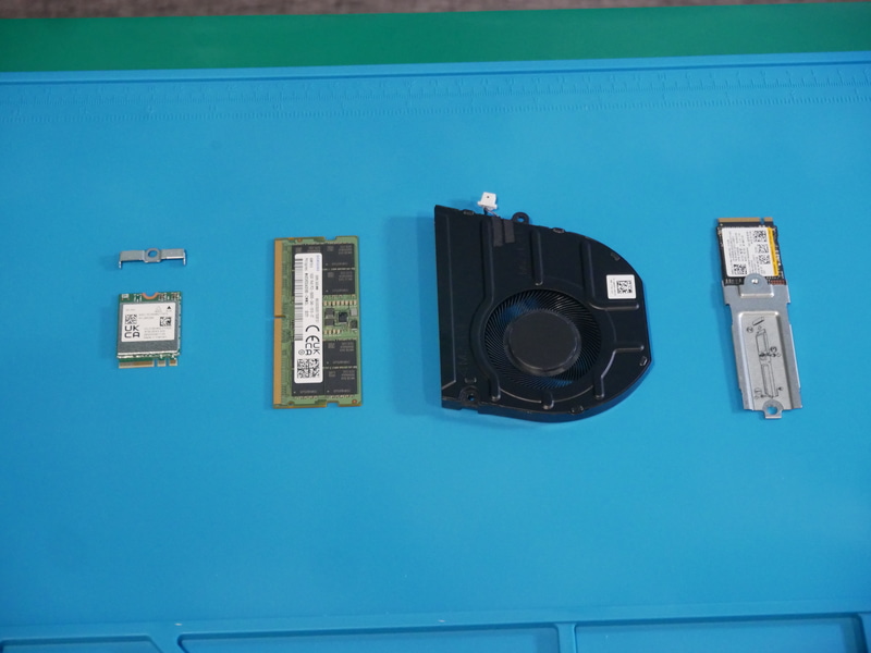 (右から)SSD、ファン、メモリ、ワイヤレスLANカードおよび固定用ブラケット