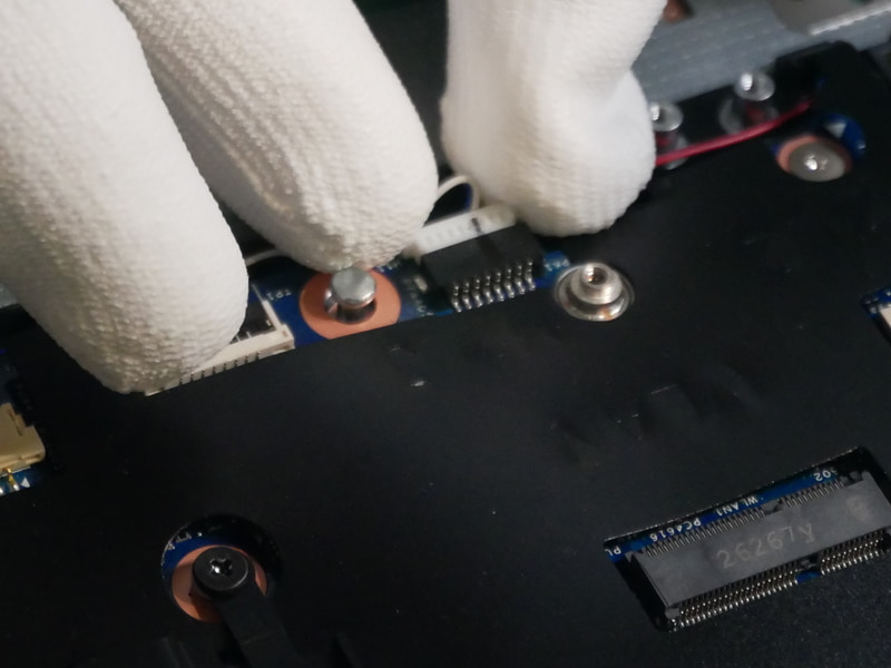 スピーカーケーブルの取り付け作業