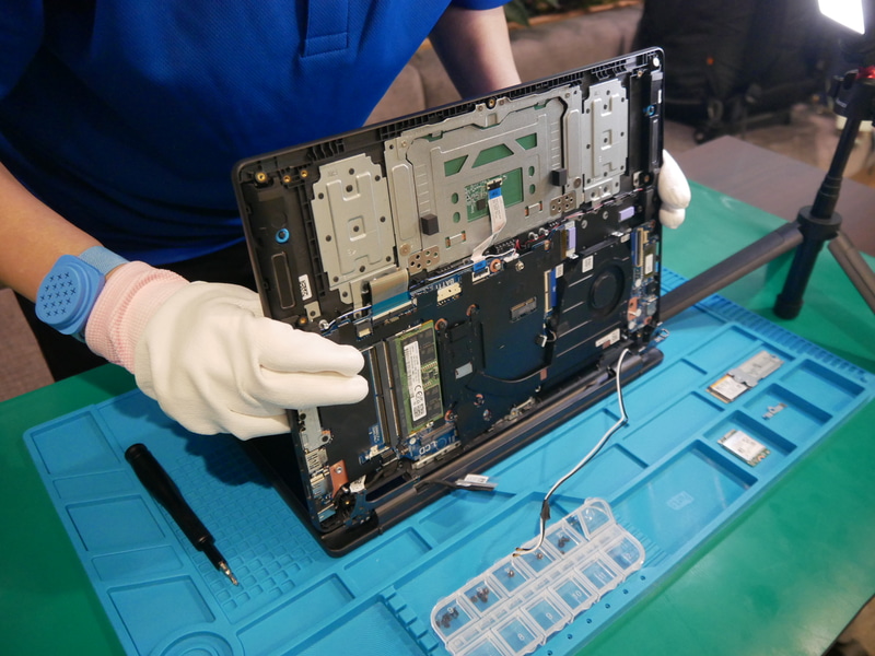 液晶パネルの取り付け作業。少し傾けた状態で差し込む