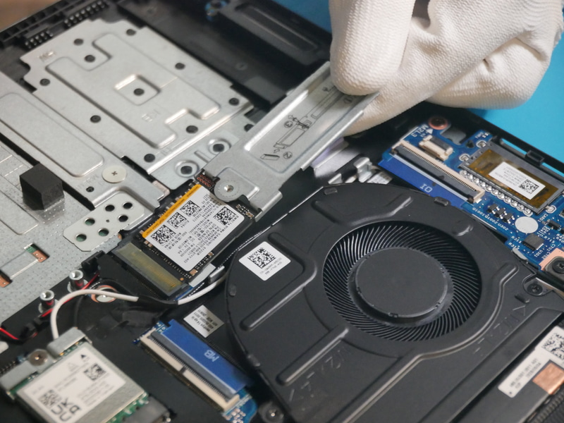 SSDの取り付け作業