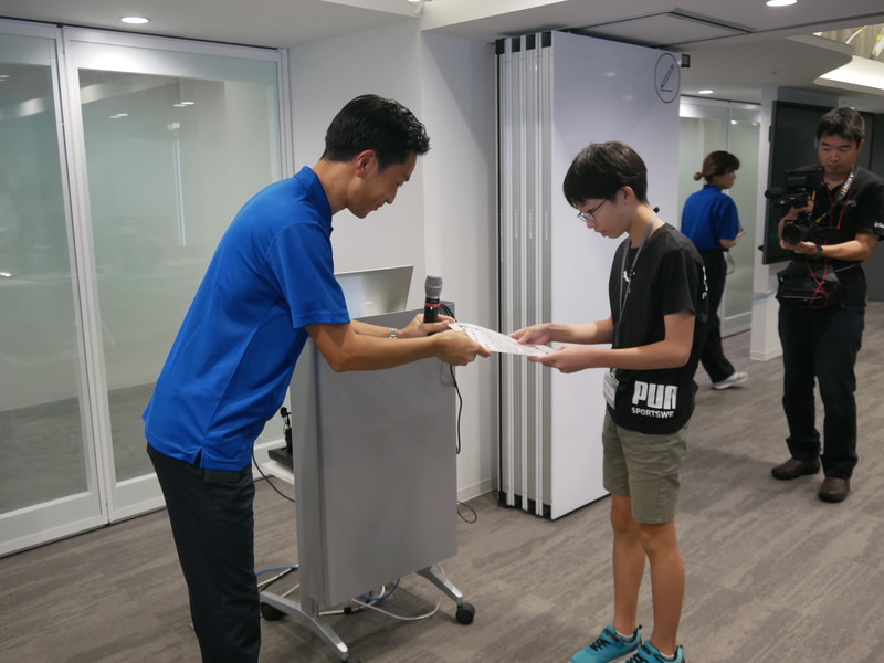 参加者全員に、林田センター長から修了証が授与された