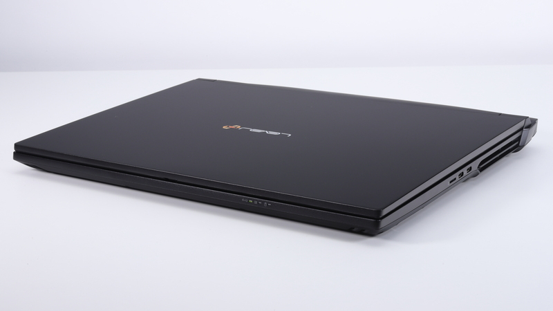 ディスプレイを閉じた状態。筐体サイズは約412×321×37.8mm、本体重量は約3.95kg