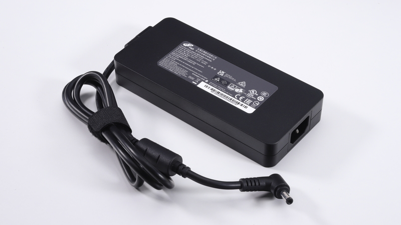 付属のACアダプタは330W(20V/16.5A)対応の大容量品