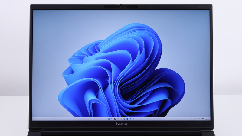 240Hz駆動とG-SYNCに対応する18型WQXGA液晶パネル(2,560×1,600ドット)を搭載。画面上部にはWindows Hello対応の500万画素Webカメラを備えている