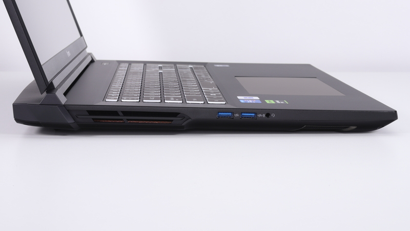 左側面。USB 3.2 Gen 2(10Gbps) 2基、ヘッドセット端子