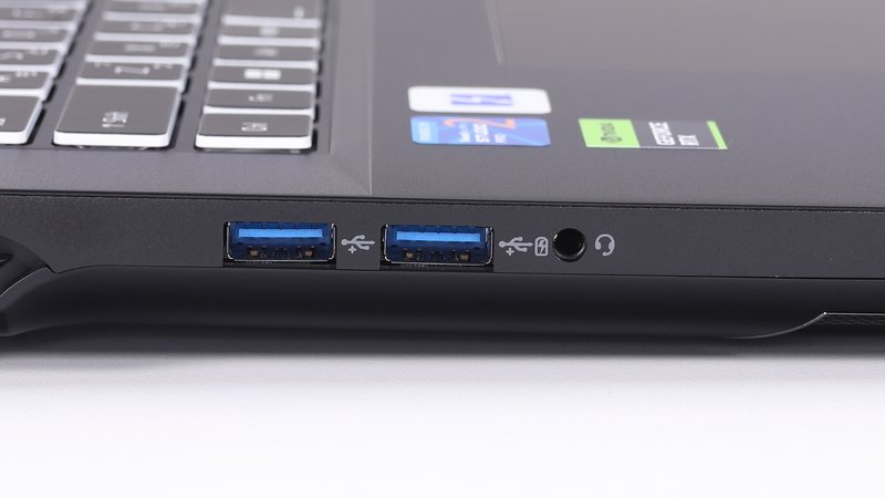左側面。USB 3.2 Gen 2(10Gbps) 2基、ヘッドセット端子