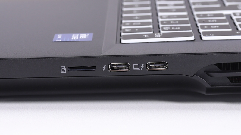 右側面。microSDカードスロット、Thunderbolt 5(80Gbps) 2基