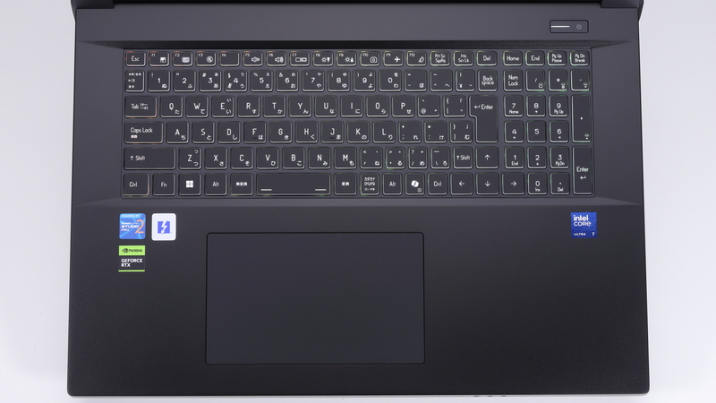 テンキー付きの日本語配列キーボードを採用。右上に電源スイッチ、パームレスト部にタッチパッドを備えている