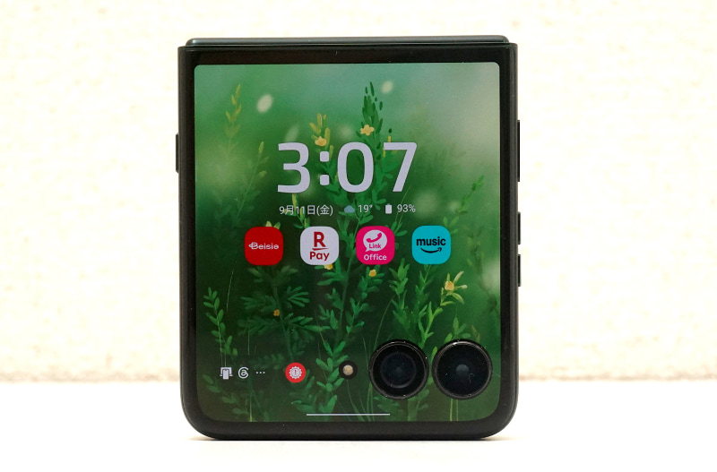一方razr 60 ultraのサブディスプレイはメインと同様、自由にアプリが表示できる