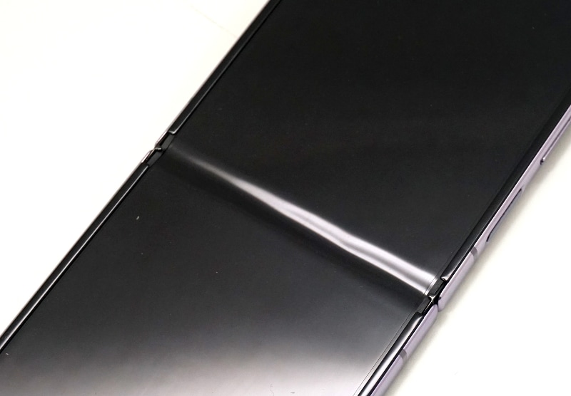 Galaxy Z Flip4(上)と比較してへこみが目立たなくなったrazr 60 ultra
