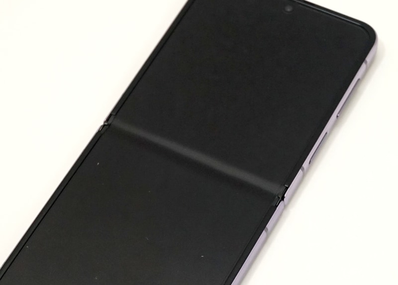 Galaxy Z Flip4(上)と比較してへこみが目立たなくなったrazr 60 ultra