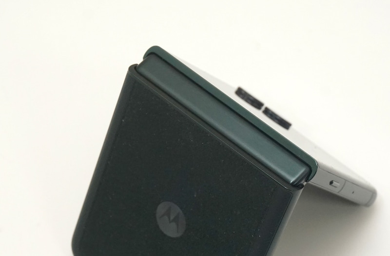 ヒンジ部はチタンプレートで強化されているが……砂や泥が入るのは回避できない
