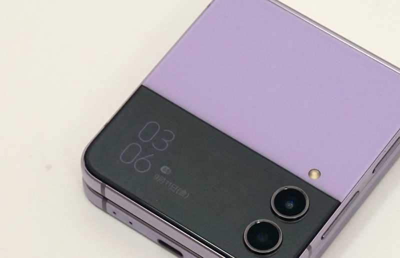 Galaxy Z Flip4のサブディスプレイは日時や通知アイコンの表示がメイン