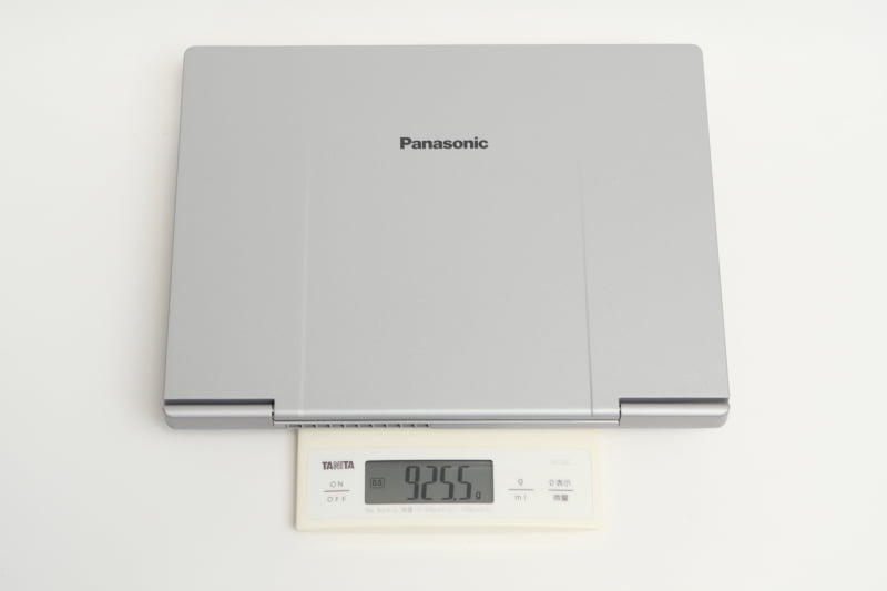 試用機の実測の重量は925.5gと1kgを大きく下回る軽さで、軽々持ち運べる印象だ