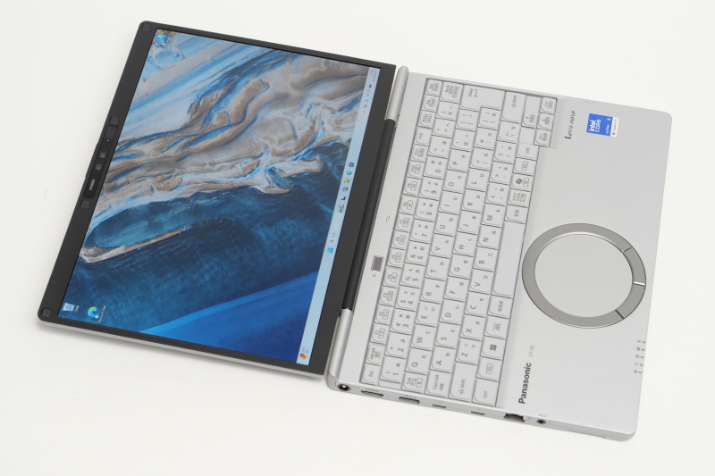 ディスプレイは180度水平まで開く