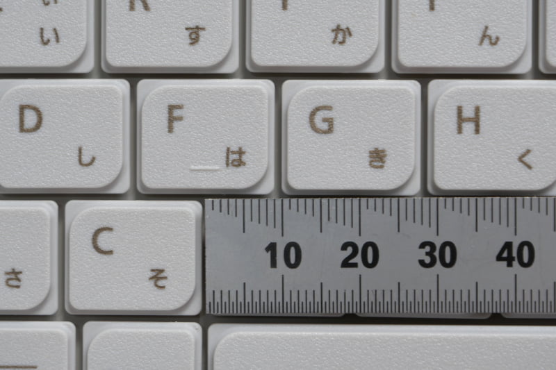 縦のピッチは約16mmで、一部ピッチの狭いキーもあるが、主要キーは横約19mmとフルピッチを確保。ストロークは約2mmと深く、しっかりタイピングできる
