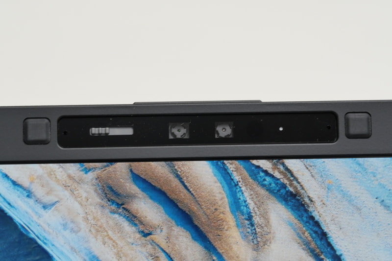 ディスプレイ上部のWebカメラは約207万画素で1080p撮影に対応。Windows Helloの顔認証対応IRカメラも搭載