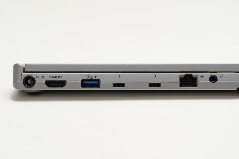 左側面に電源コネクタ、HDMI、USB 3.2 Gen 1、Thunderbolt 4 2基、Gigabit Ethernet、3.5mmオーディオジャックを配置