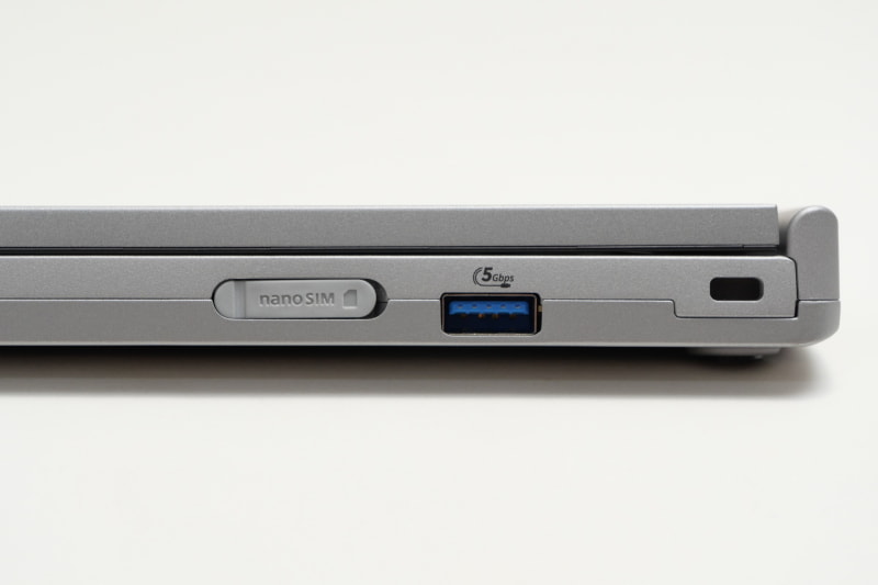 右側面にUSB 3.2 Gen 1を配置。試用機は4G対応ワイヤレスWANモジュールを搭載しており、こちらにNano SIMスロットも配置していた