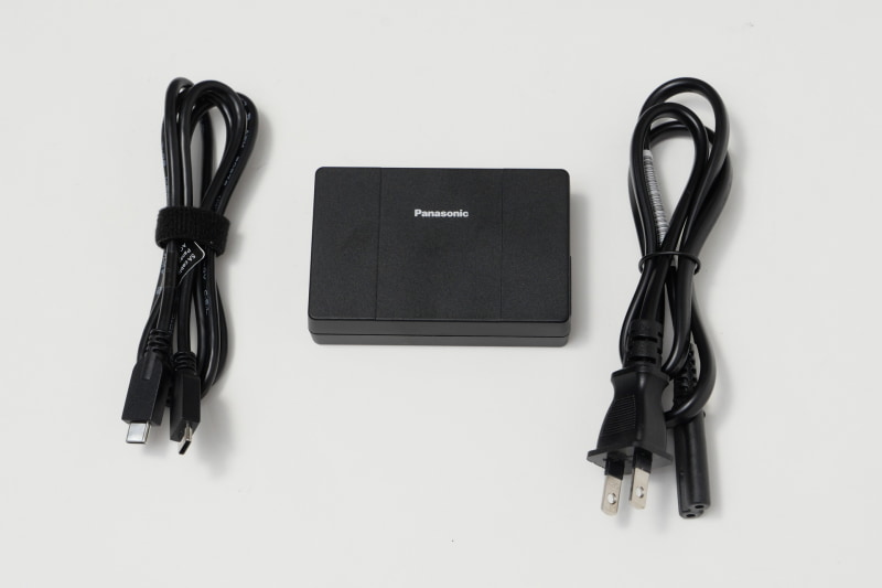 付属ACアダプタは出力65WのUSB PD対応。本体のThunderbolt 4に接続し急速充電が可能だ