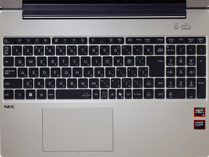 キーボードはテンキー付きの日本語標準配列。明るさ±など機能キーはそのまま、ファンクションキーはFnキーと同時押し